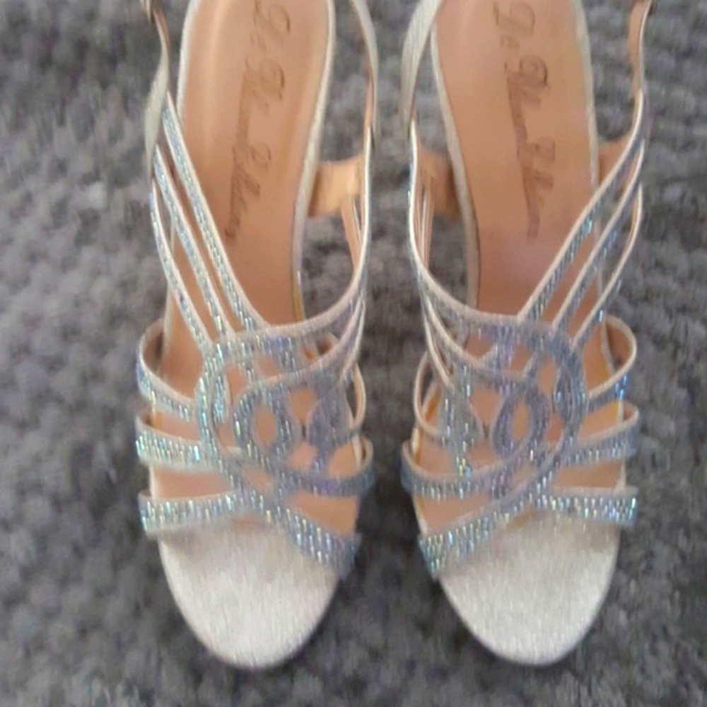 Shoes - Picture 3 of 8